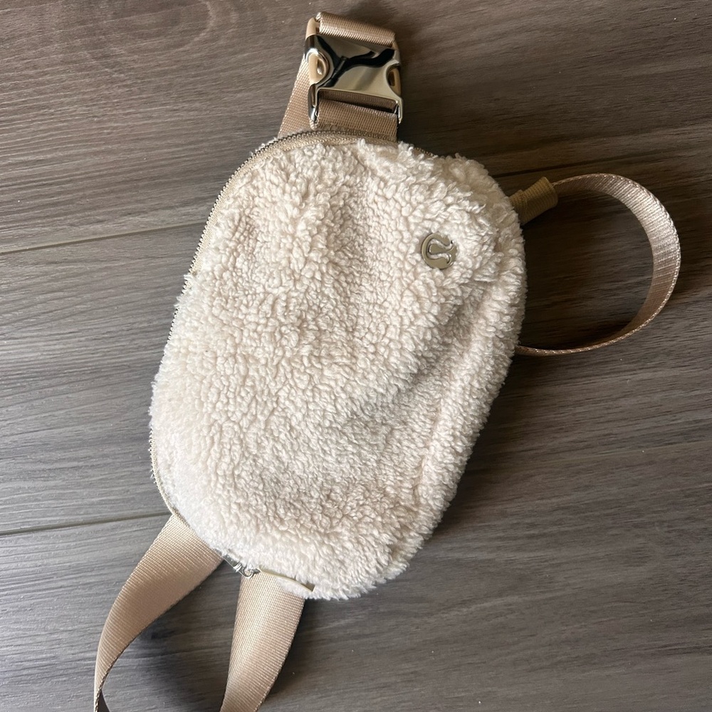 Women’s Lululemon Cream Sherpa Crossbody Fanny Pack Bag Pouch Athletic Zip